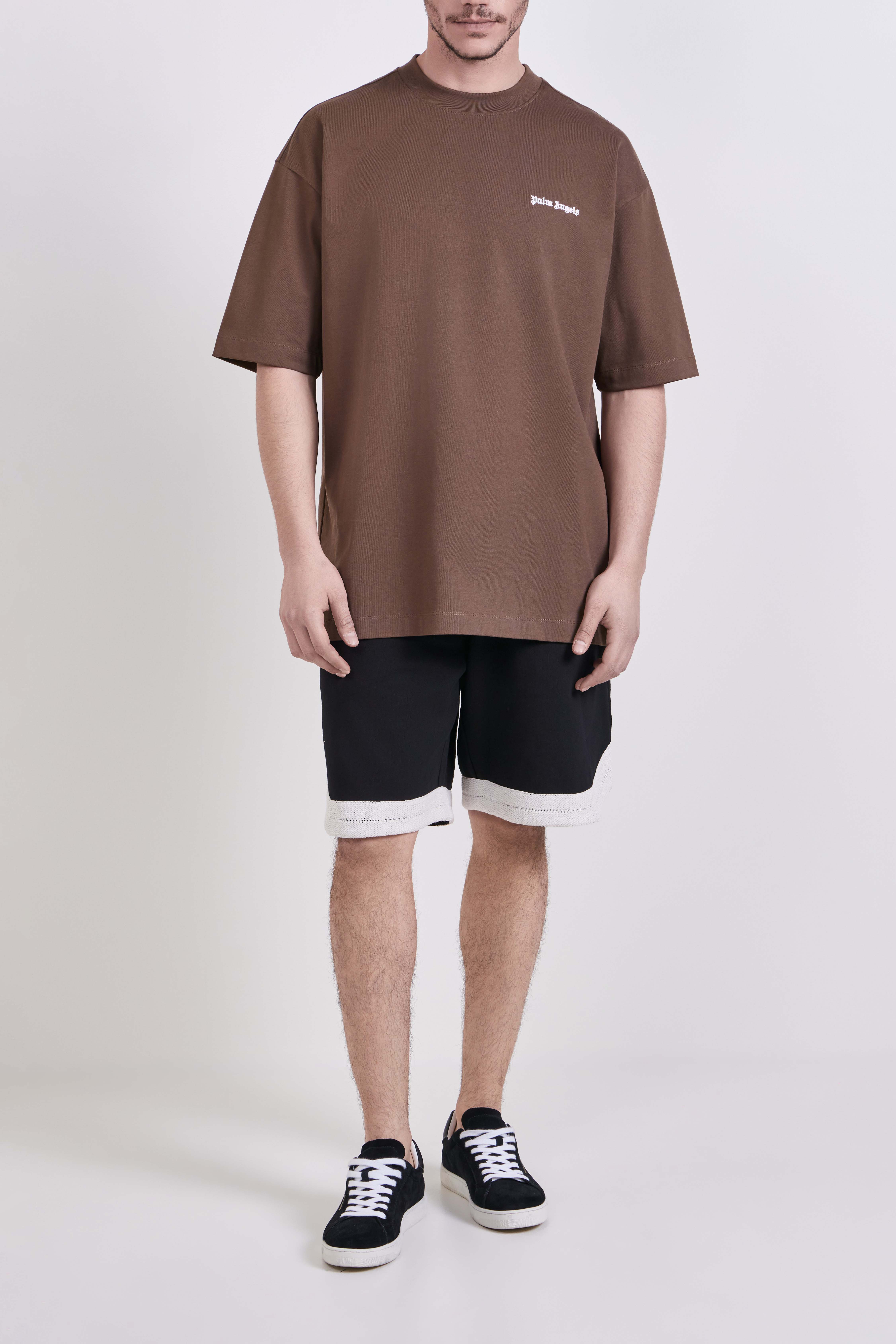 תמונת כל הלוק של חולצת טי אוברסייז